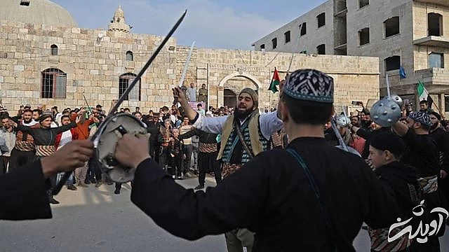 سوری‌ها با لباس سنتی دمشقی در مقابل مسجد اعظم عید فطر را جشن می‌گیرند
